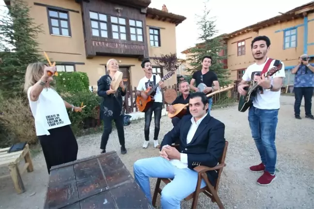 Sanatçıların Köyünde 'Güvey Okşaması' Canlandırıldı