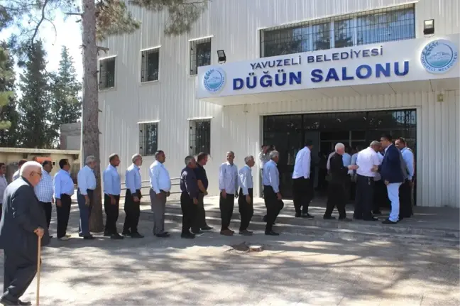 Yavuzeli'ndeki Protokol Vatandaşlarla Bayramlaştı