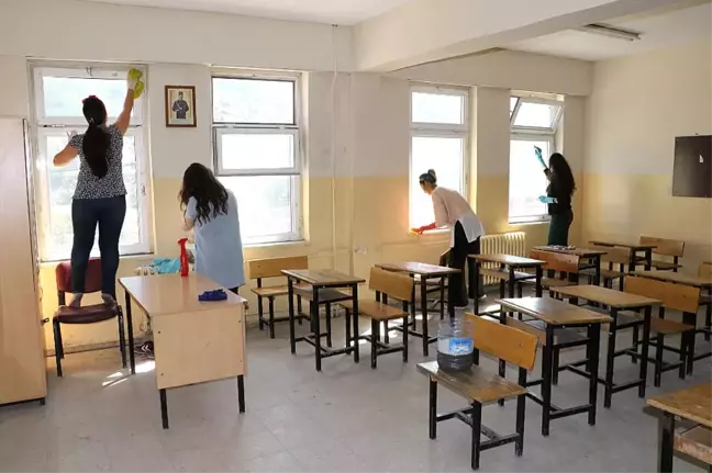 Köy Okulunda Öğretmenlerden Hummalı Temizlik Çalışması