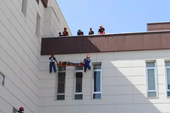 Hastanede Gerçeğini Aratmayan Deprem Tatbikatı