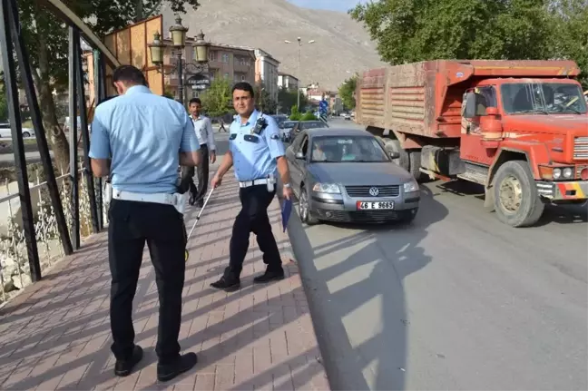 Otomobil, Kaldırımdaki Vatandaşa Çarptı