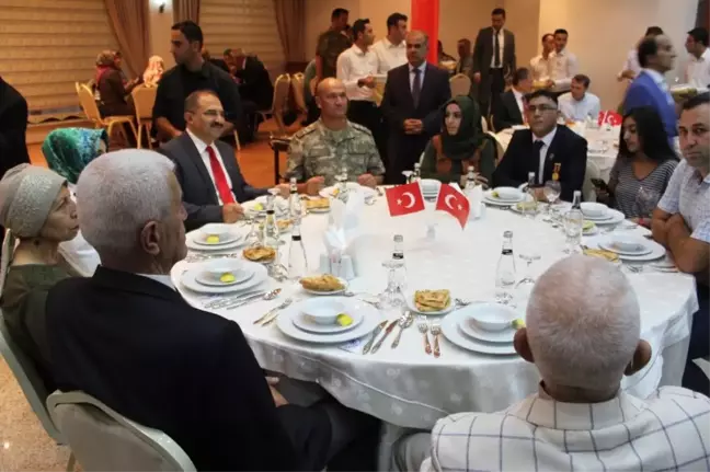 Gazi ve Şehit Aileleri Yemekte Bir Araya Geldi