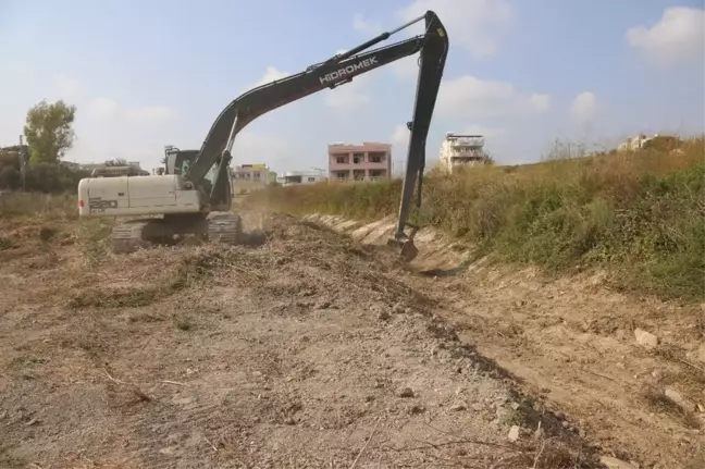 Aski, Karataş'ta Dereleri Temizliyor