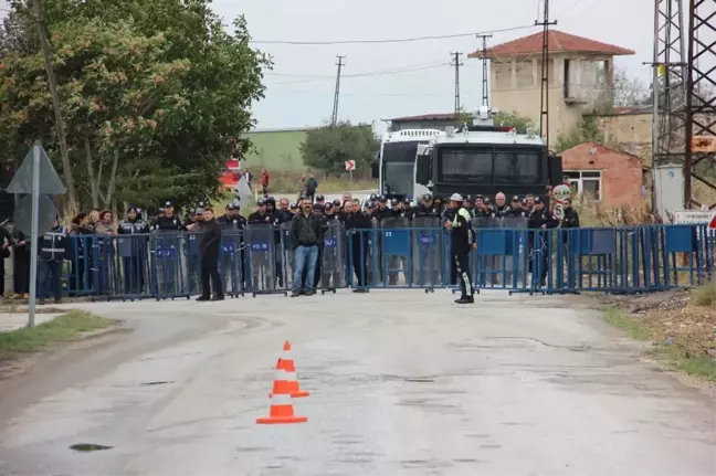 Demirtaş'ı Ziyaret Etmek İsteyen HDP Grubu Cezaevine Yaklaştırılmadı