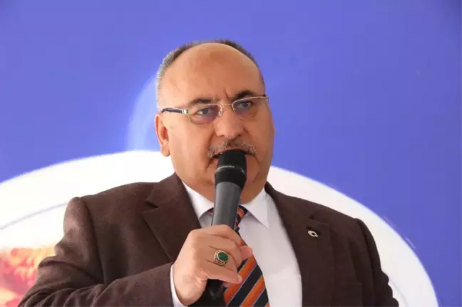 Ümraniye'de Vatandaşlara Dualarla Aşure Dağıtıldı