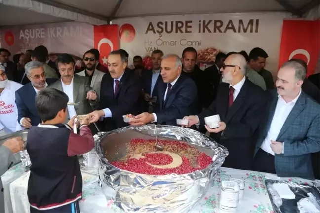 Cumhurbaşkanı Erdoğan'ın Talimatıyla Van'da 2 Bin Kişiye Aşure Dağıtıldı
