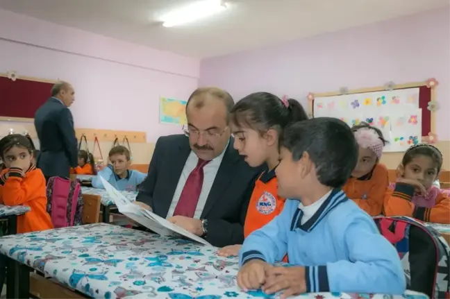 Vali Ustaoğlu'ndan Öğrencilere Kırtasiye Yardımı