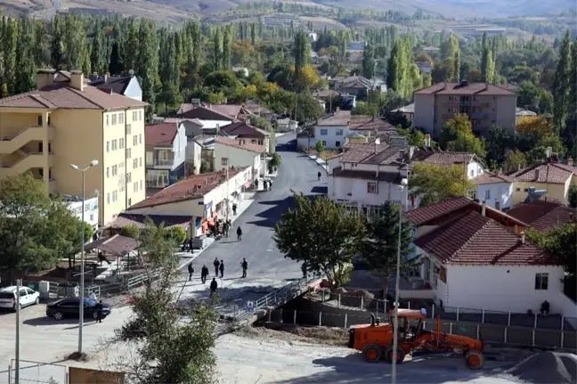 Başkan Çelik, Akkışla'da Yapılan Asfalt ve Kaldırım Çalışmalarını İnceledi