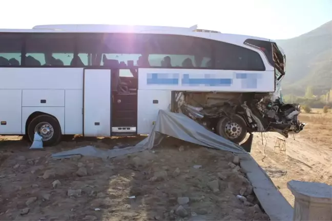 Yolcu Otobüsü Tıra Arkadan Çarptı: 1 Ölü, 23 Yaralı