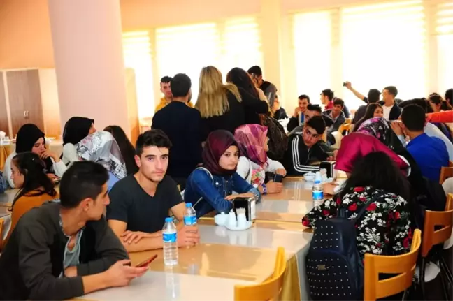Rektör Battal Bahçesaray ve Çatak'tan Gelen Öğrencilerle Bir Araya Geldi