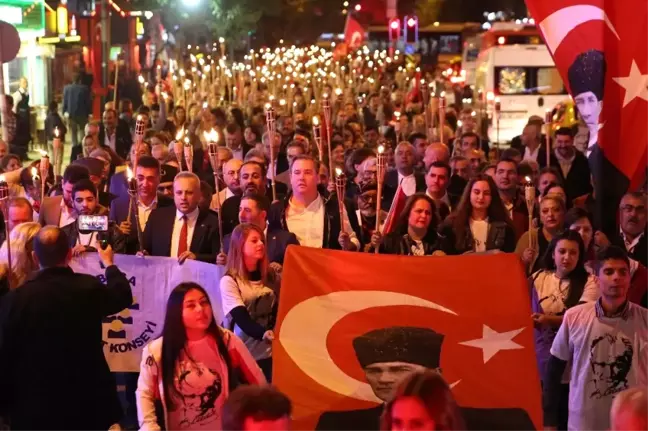 Buca'da Meşaleler Cumhuriyet İçin Yandı