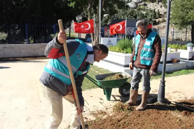 Hükümlüler Şehitlikte Çevre Düzenlemesi Yaptı