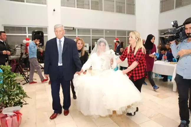 İkinci Baharını Yaşayan Yaşlı Çift Mutluluğu Huzurevinde Buldu