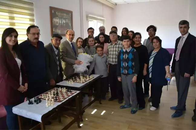 Söke'de Yaşlılar Satranç Öğreniyor