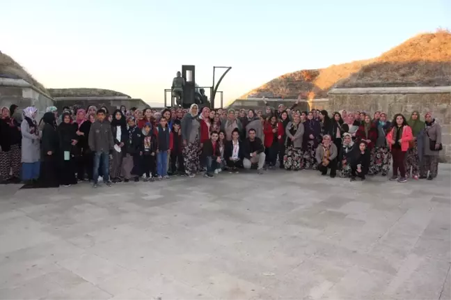 Menderes'ten 5 Bin Kadın Çanakkale'de Şehitlikleri Gezdi