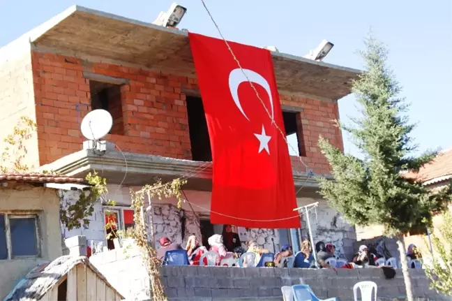 Şehit Evinin Önüne Dev Bayrak Direği Dikilecek