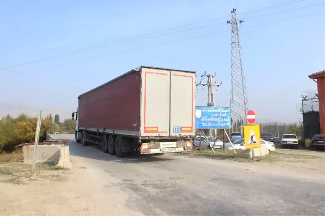 Denizli'de 'Araç Geçişine Yasak' Olan Trafiğe Açık Köprü Bilmecesi