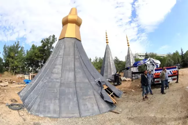 Kubbe ve Minarelerin Alemleri Dev Vinçle Yerleştirildi