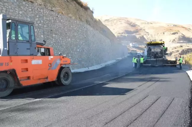 Siirt'in Pervari İlçesi İlk Kez Sıcak Asfalt Gördü