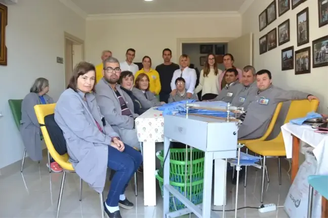 Ayvalık'ta Zihinsel Engelli Gençlerden Galoş Üretimi