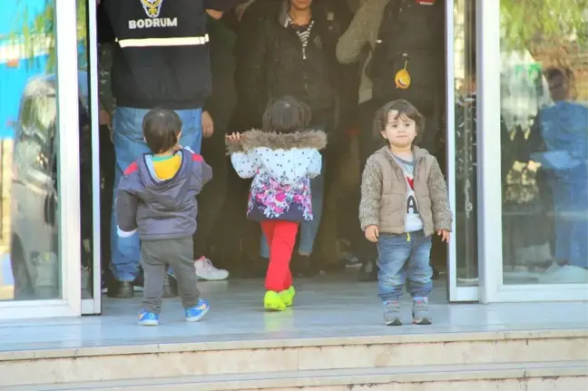 Dalgalı Denizde Kaçmaya Çalışırken Yakalandılar