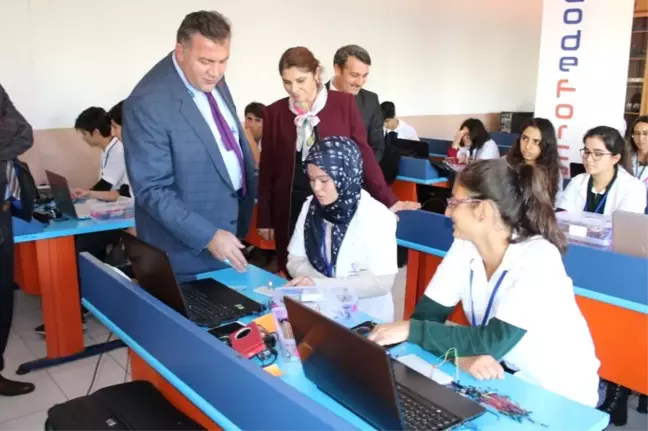 Koca, İçel Anadolu Lisesi'nin 'Robotik Kodlama Atölyesi'ni İnceledi