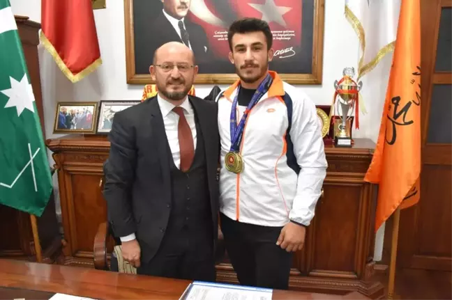 Başkan Özcan'dan Şampiyon Güreşçiye Ödül