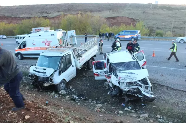 Adıyaman'da Kamyonetler Çarpıştı: 2 Ölü, 5 Yaralı