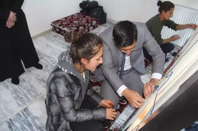 Başkan Vekili Öztürk, Ziyaret Ettiği Kilim Atölyelerinde Kilim Dokudu