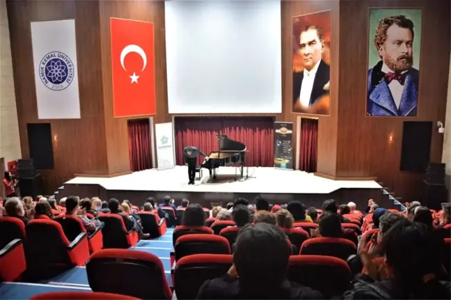 3. Gülsin Onay Piyano Günleri Genç Yetenek Salih Can Gevrek'i Ağırladı