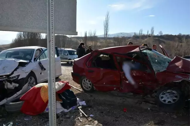 Sivas'ta Trafik Kazası: 2 Ölü, 4 Yaralı