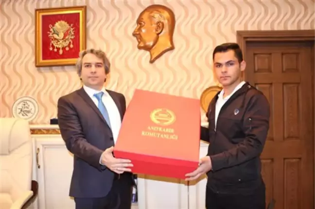 Öğrenciler Mektup Yazdı, Anıtkabir'den Dev Bayrak Gönderildi