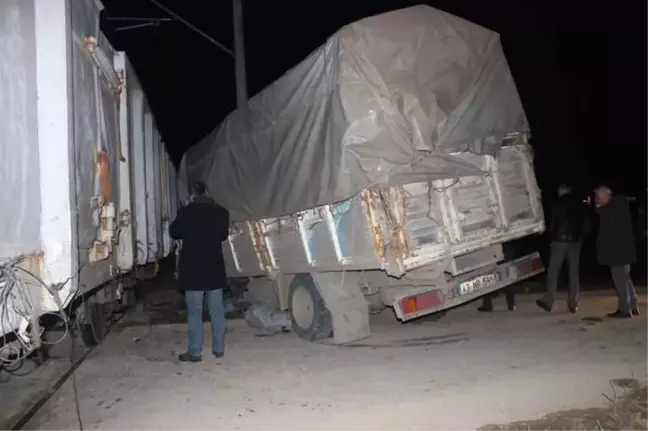 Hemzemin Geçitte Tren Kamyonete Çarptı: 2 Yaralı