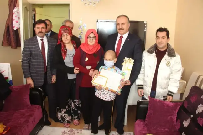 Evde Eğitim Gören Lösemi Hastası Emirhan Karnesini Aldı