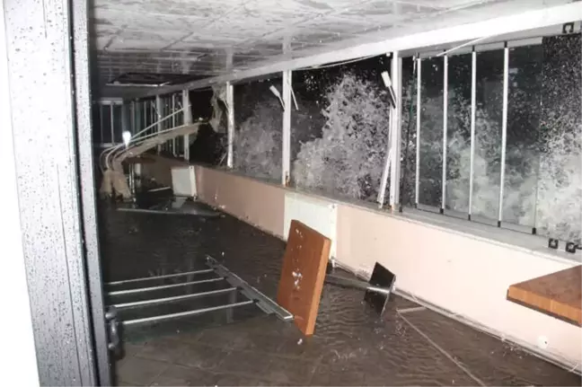 Dev Dalgalar İş Yerlerini Kullanılamaz Hale Getirdi, Kayıklar Sulara Gömüldü