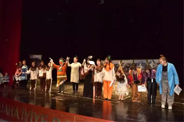 Bilecik Şehir Tiyatrosu Oyuncularından Çocuklara Muhteşem Tiyatro Oyunu