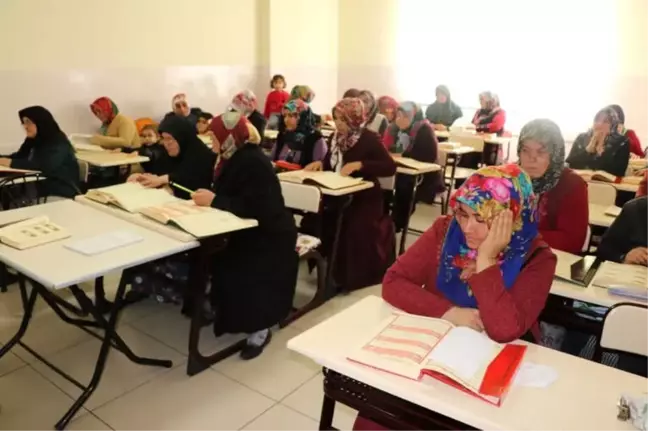 Kadınlar Kur'an-ı Kerim Öğreniyor
