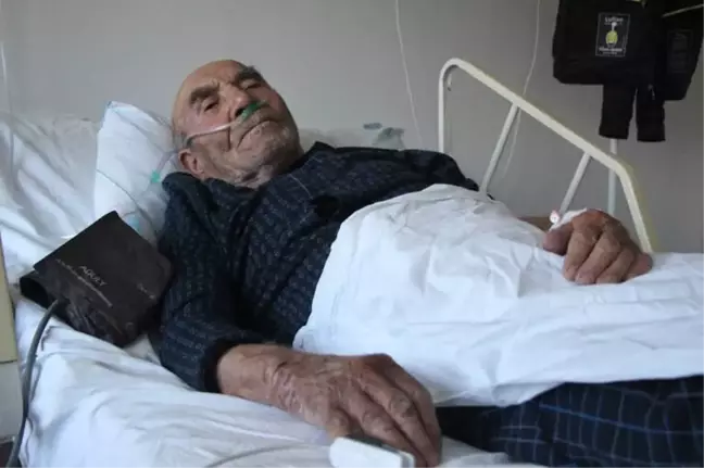 Yanan Evini Kedisine Sarılarak İzleyen Ali Dede Hastaneye Kaldırıldı