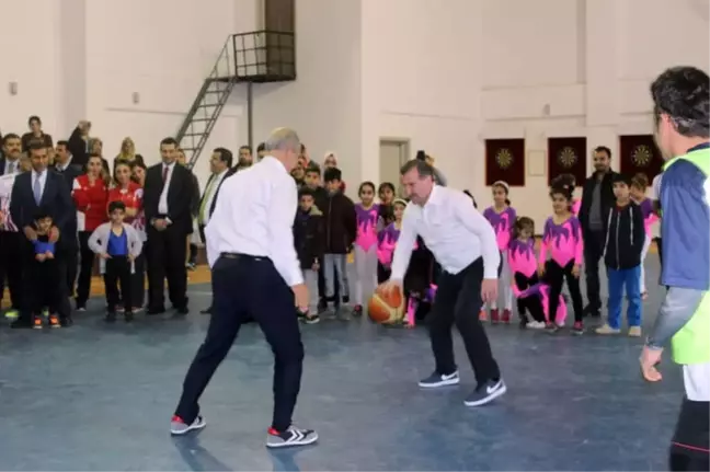 Gençlik ve Spor Bakanı Gençlerle Basketbol Oynadı