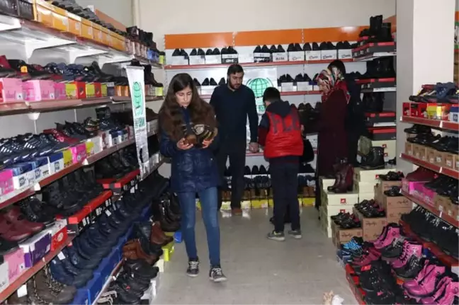 Van Umut Kervanından 600 Kişiye Ayakkabı Yardımı