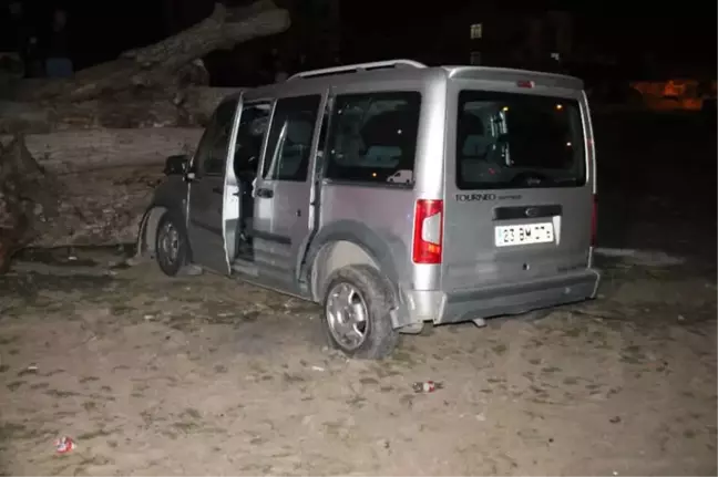 Önce Otomobile Sonra Odunlara Çarptı: 1 Ölü, 2 Yaralı