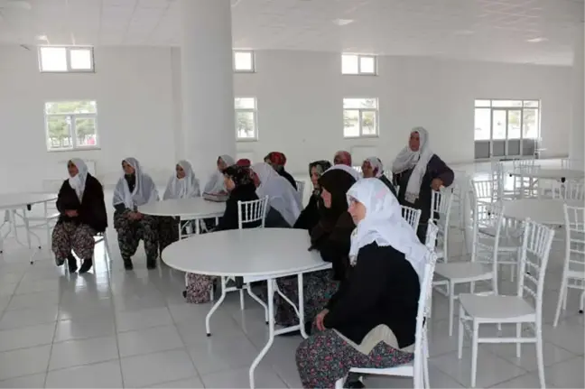 Isparta'daki Kadın Yeştiştiricilere 'Buzağı Ölümlerinin Azaltılması Eğitimi'