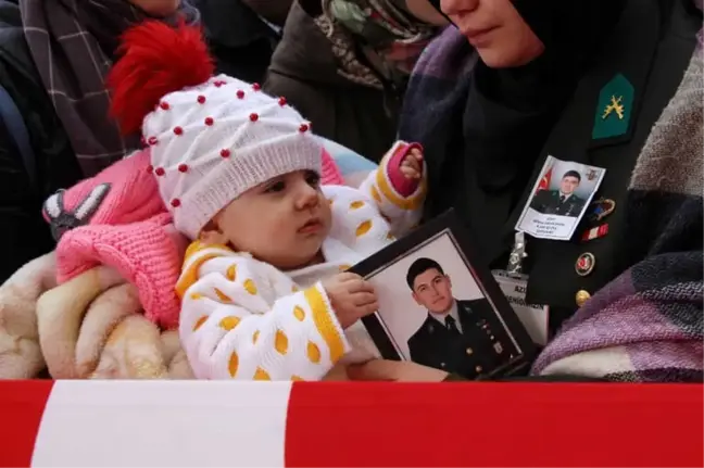 Şehidin 6 Aylık Kızı Babasının Tabutunu Okşadı