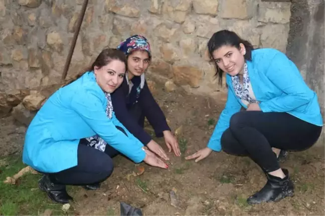 Vali Eşi, Evinin Kapılarını Genç Kızlara Açtı