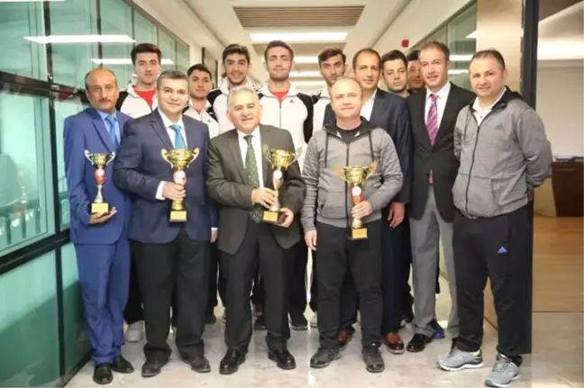 Kupaya Avcısı Sporcular Başkan Büyükkılıç'ı Ziyaret Etti