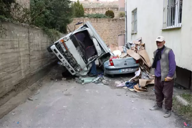 Kamyonet Otomobilin Üzerine Düştü