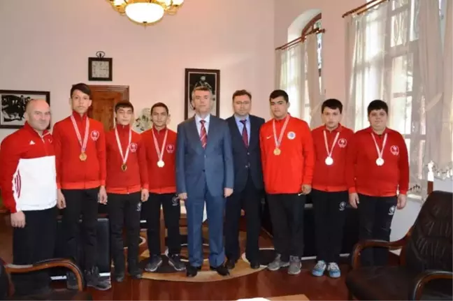 Başarılı Genç Güreşçilerden Kaymakam Sırmalı'ya Ziyaret