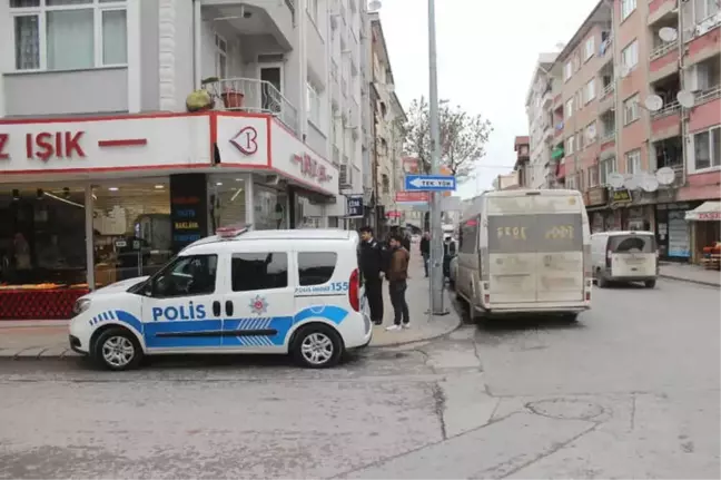 Okul Servisinde Uyuyakalan Çocuğu Mahalleli Fark Etti, Polis Alarma Geçti
