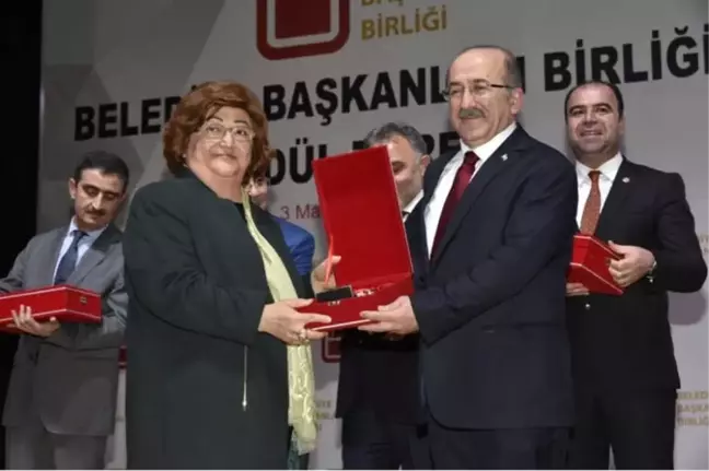 Başkan Gümrükçüoğlu En Sevilen Belediye Başkanı Ödülünü Aldı