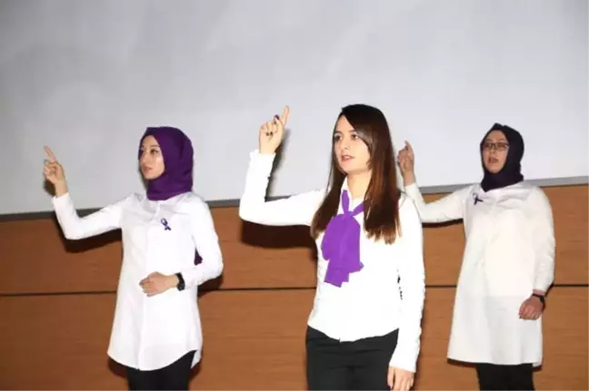 Kadınlar İstiklal Marşı'nı İşaret Diliyle Okudu